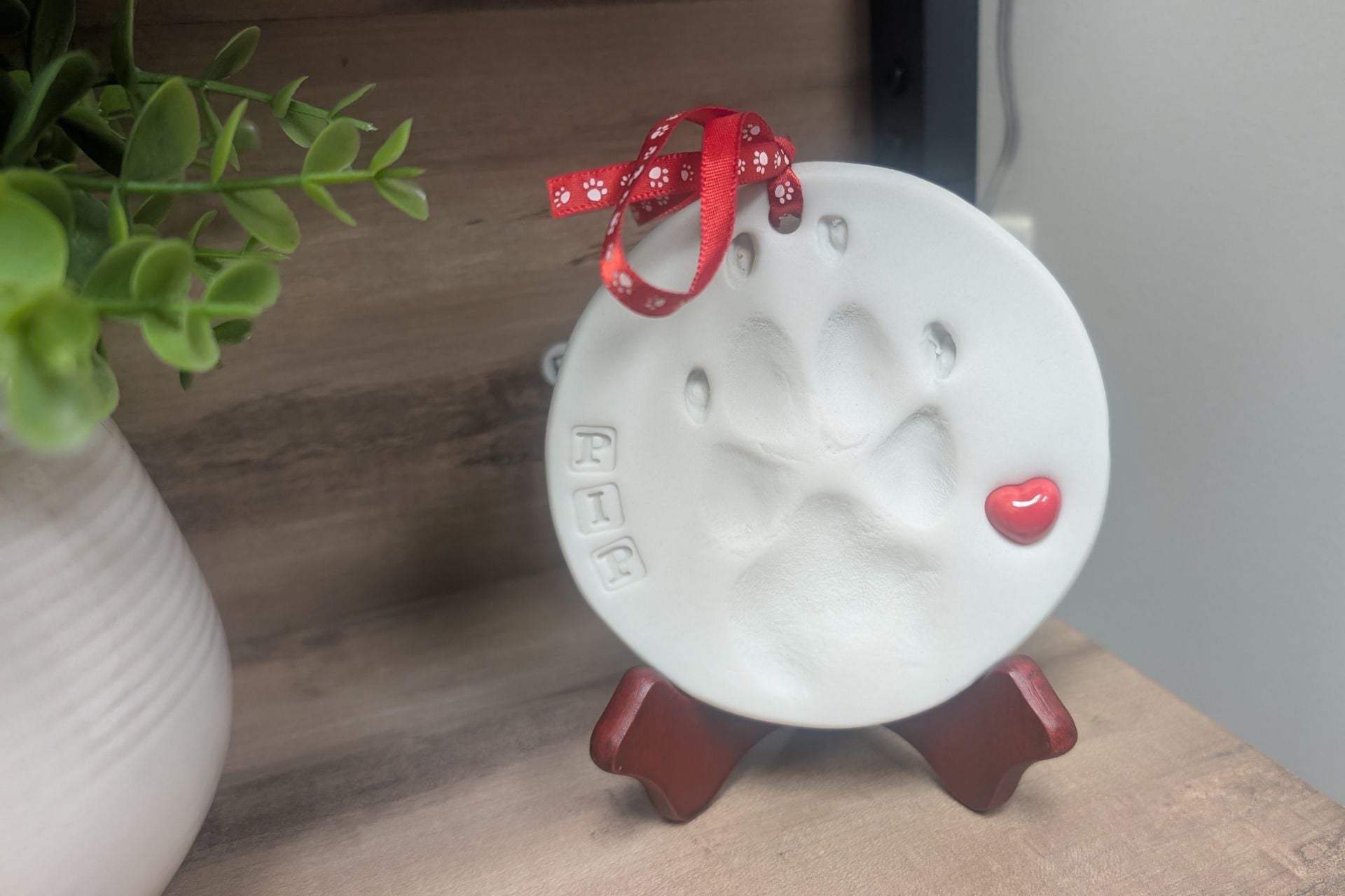Clay paws for memorial of pets at Indian trails animal hospital